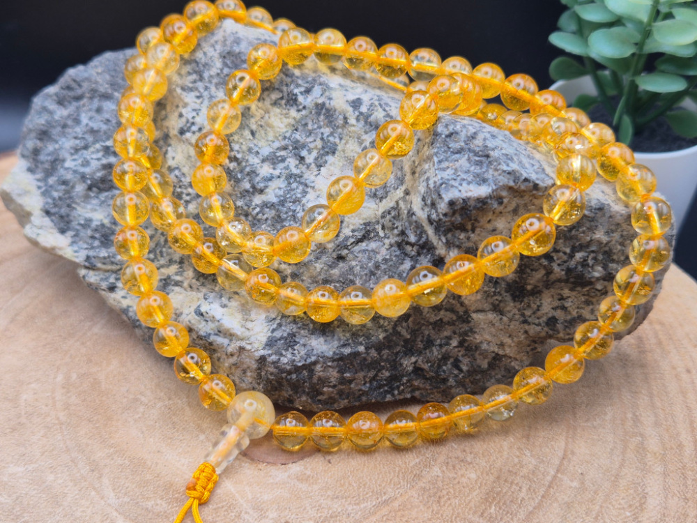 Preview: Handgefertigte Mala aus gelb getöntem Quarz mit 108 Perlen – warm leuchtend und klar in der Ausstrahlung.